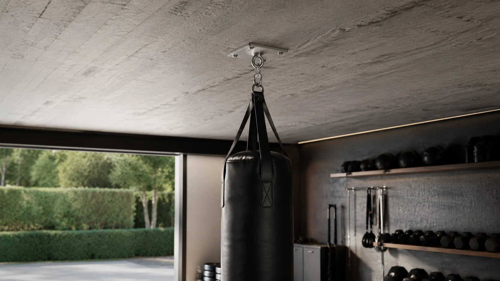 Moderne Garage mit Fitnessbereich und Boxsack mit Metallwerk Aufhängung